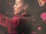 une affiche de cinéma représentant une femme en robe rouge avec des fleurs en arrière-plan