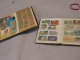 deux livres ouverts, sur lesquels figurent des timbres, posés sur une table