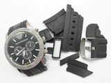 une montre posée sur un morceau de plastique