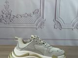 un gros plan sur une paire de baskets posées sur un parquet