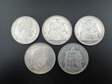 quatre pièces britanniques différentes sur un fond noir