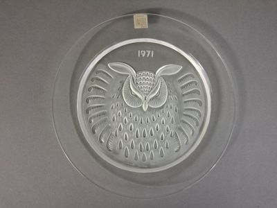 une plaque de verre ornée d'un motif représentant un hibou