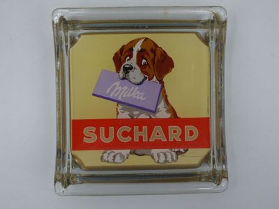 une boîte en verre sur laquelle est représenté un chien