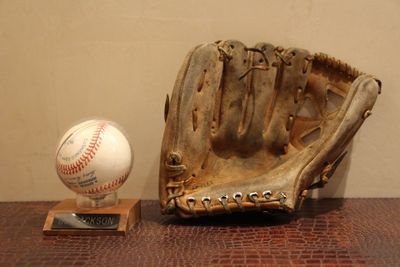 une balle de baseball et un gant posés sur une table