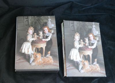 deux livres posés sur un tissu noir