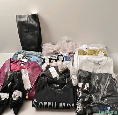 un tas de vêtements et de chaussures posés sur une table