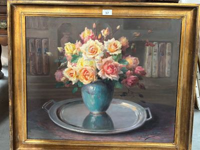 une photo d'un tableau représentant un vase de fleurs posé sur un plateau