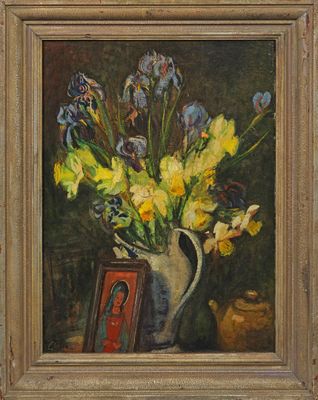 tableau représentant des fleurs dans un vase et un cadre photo posé sur une table