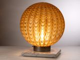 une lampe en verre posée sur une table