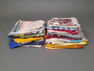 Important lot de carrés et foulards principalement en soie d…