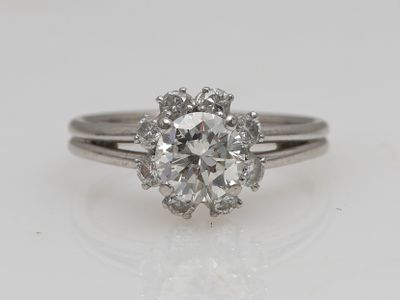 une bague de fiançailles en or blanc sertie d'un diamant rond taille brillant