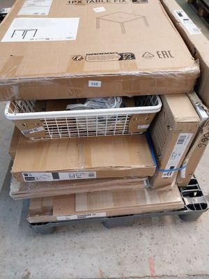 des cartons empilés les uns sur les autres sur un chariot dans un entrepôt