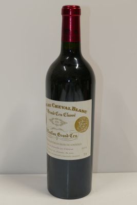 une bouteille de vin posée sur une table