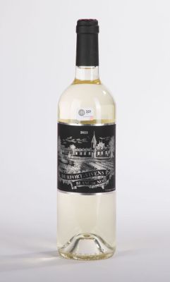 une bouteille de vin blanc posée sur une table
