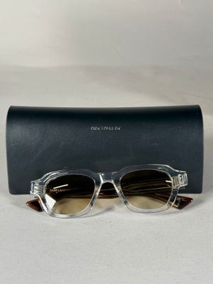 une paire de lunettes posée sur un étui noir