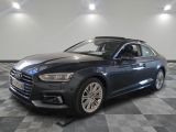 L'Audi S4 est garée sur un sol à damier dans un showroom.