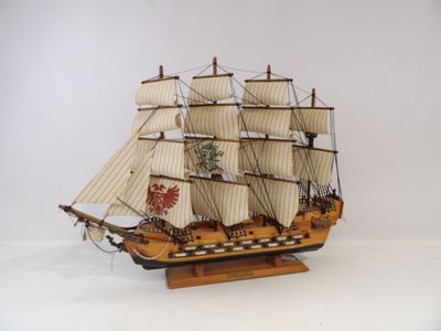 une maquette de voilier exposée sur une table