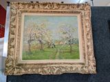 une peinture à l'huile représentant un champ avec des arbres et une maison en arrière-plan