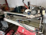 une machine posée sur un chariot dans un garage