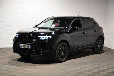 une photo d'un 4x4 noir garé dans un garage