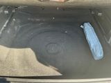 un sac bleu dans le coffre d'une voiture