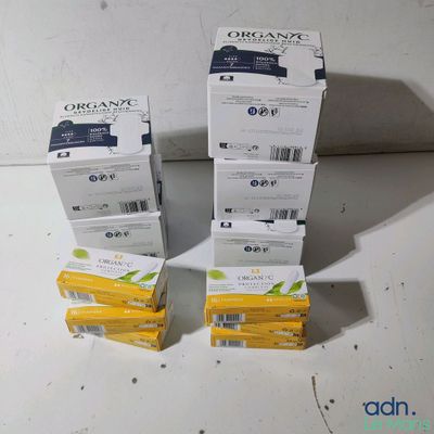 trois boîtes de savon Organine posées sur une table blanche
