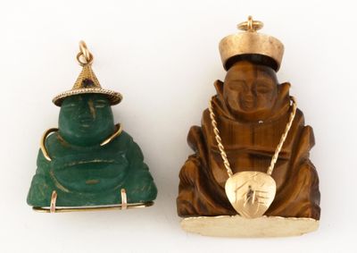 deux petites figurines de Bouddha assises l'une à côté de l'autre