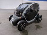 une petite voiture garée dans un garage