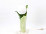 une fleur blanche posée dans un vase sur une table