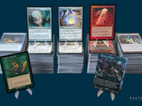 un lot de cartes posées sur une table