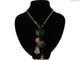gros plan d'un collier sur un mannequin mannequin