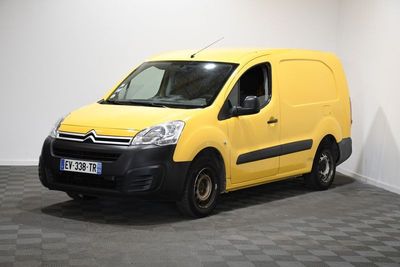 une camionnette jaune Citrole garée dans une pièce blanche au sol à carreaux