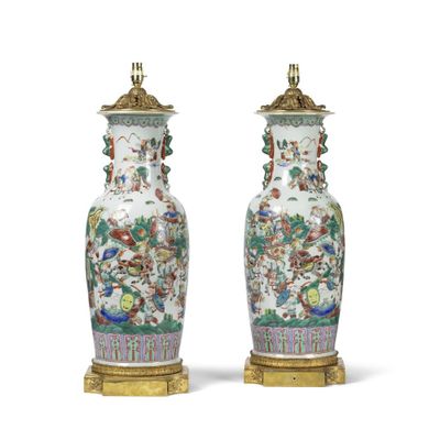 paire de vases chinois avec figures sur fond blanc