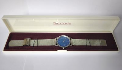 l'image d'une montre dans une boîte sur une surface blanche