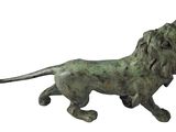 statue en bronze représentant un lion sur fond blanc