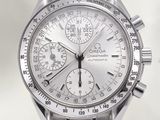 un gros plan d'une montre argentée sur fond blanc