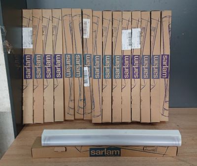 de nombreux paquets de cigarettes posés sur une table