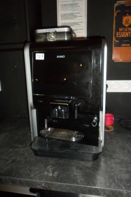 une machine à café posée sur un comptoir dans une cuisine