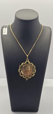 collier avec une pièce de monnaie, présenté sur un mannequin et muni d'une chaîne en or