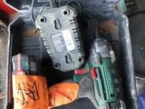 un outil dans une trousse contenant un marteau et d'autres outils