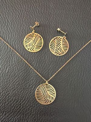 un ensemble composé d'un collier et de boucles d'oreilles en or, orné d'un motif de feuille