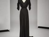 une photo d'une robe noire sur un pied de mannequin