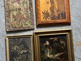 quatre tableaux encadrés accrochés au mur d'une pièce où se trouve un chat
