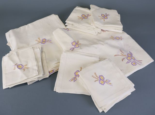 Deux services de table comprenant : 1 nappe et 14 serviettes, 1 n...