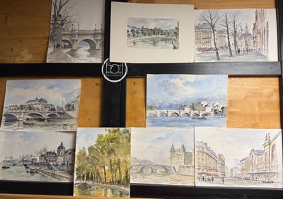 une photo montrant une série d'aquarelles accrochées à un mur