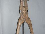 une sculpture en bois représentant un homme avec deux cornes sur la tête
