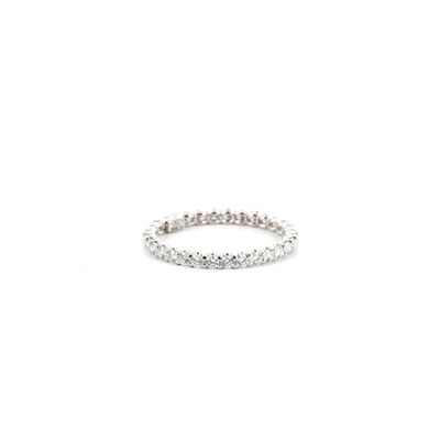 une image représentant une bague éternité sertie de diamants sur fond blanc