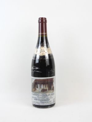 une bouteille de vin posée sur une table