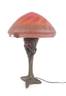 une image représentant une lampe dotée d'un abat-jour rouge