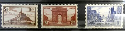 trois timbres de couleurs et de tailles différentes sur un fond noir
